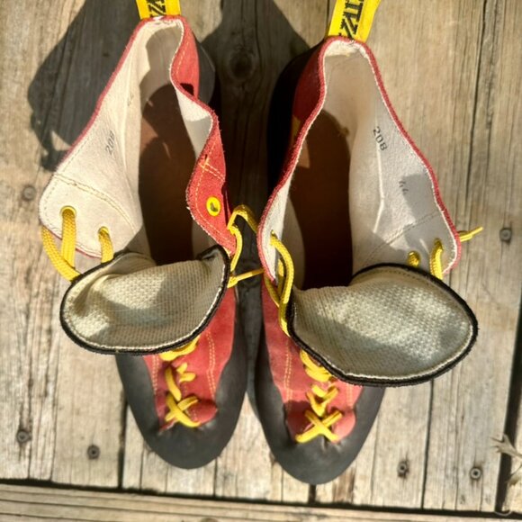 La Sportiva Climbing Shoes - size 44 - Picture 4 of 6